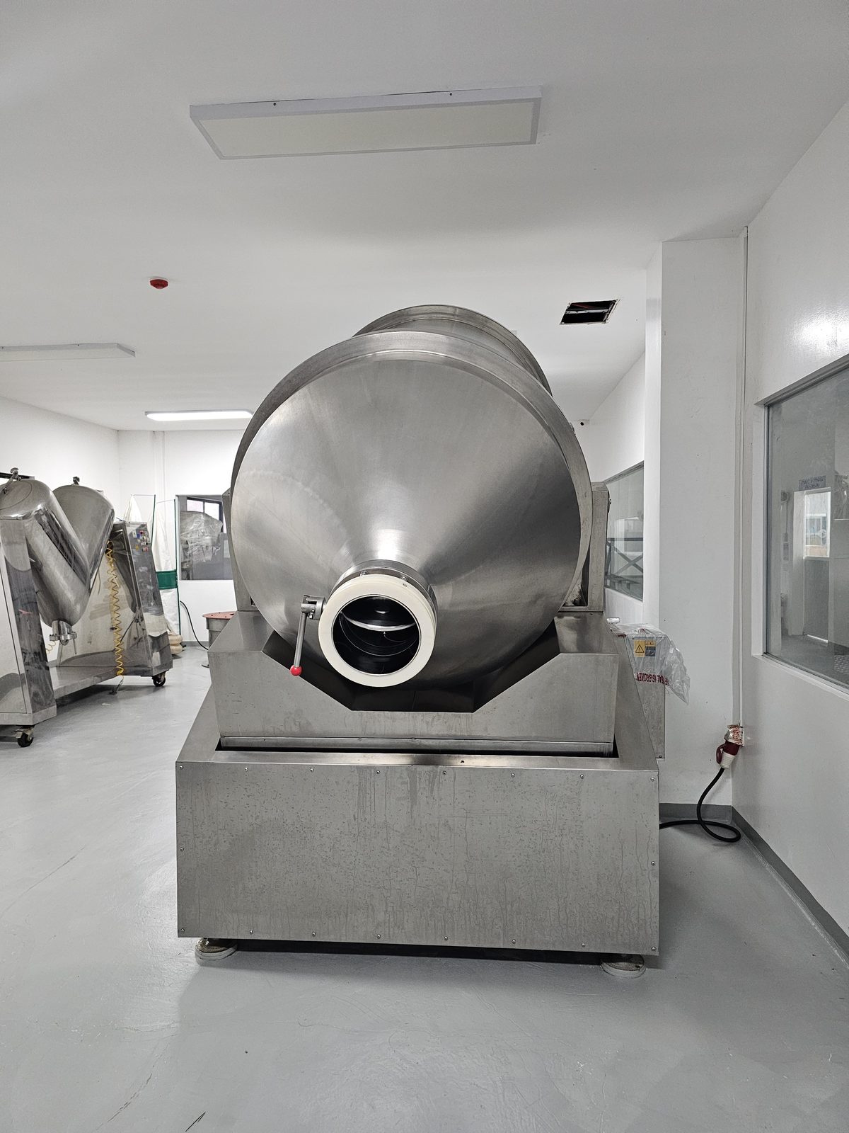 Conical vacuum mixer in the clean production room