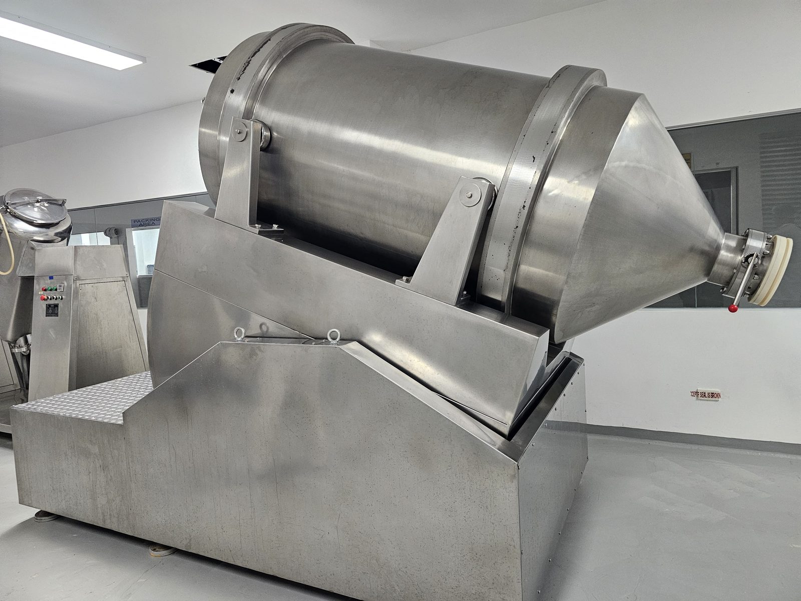 Stainless double-cone blender for uniform powder mixing