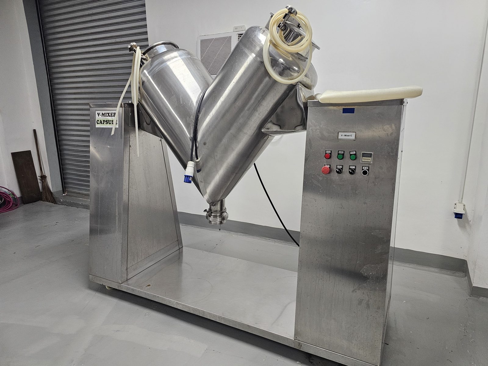 V-mixer for capsule powder blends