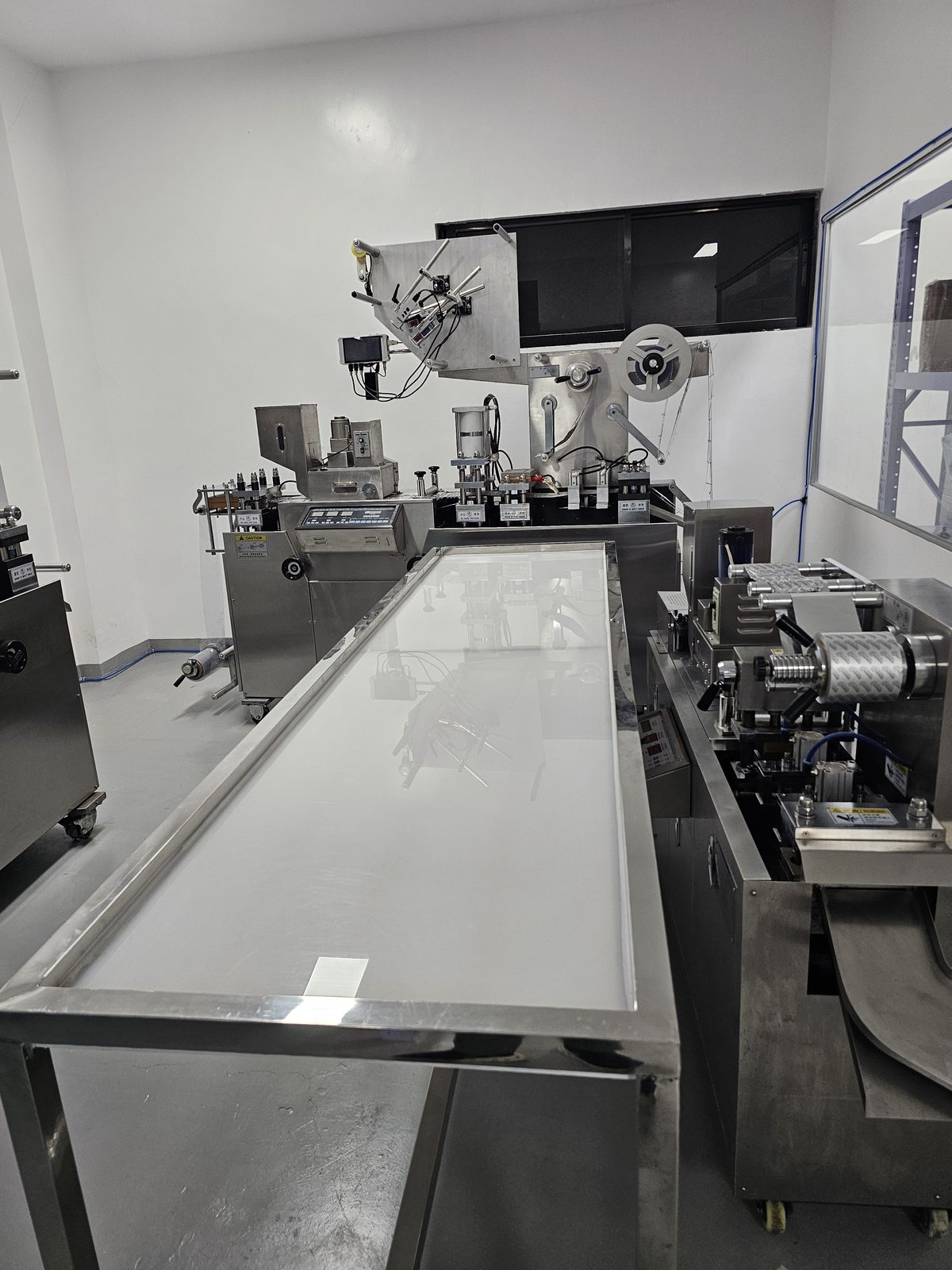 Sachet filling and sealing line